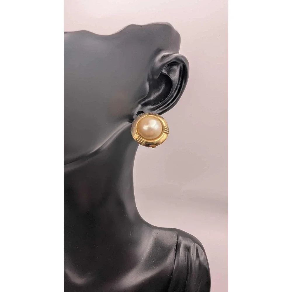 vintage gold‎ toned faux pearl clip-on earrings